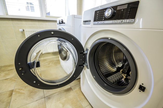 描述: A close up of open washing machine in bathroom Premium Photo