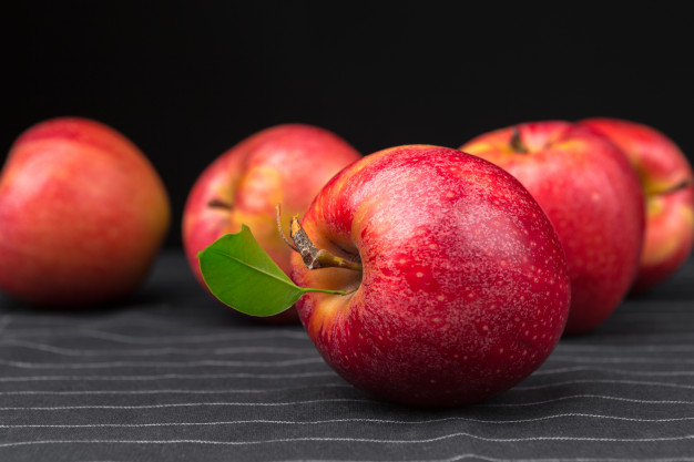 Fresh red apples Premium Photo
